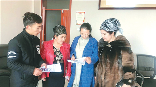 到库尔勒,再坐公共汽车到新疆生产建设兵团第三师图木舒克市伽师总场