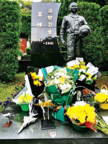 位于杭州市安贤陵园内的王伟烈士铜像.新华社发